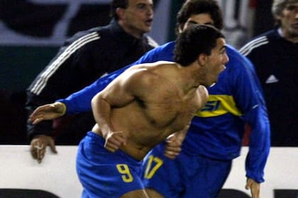 La locura de Carlos Tevez en la semifinal de la Libertadores 2004, cuando igualó el encuentro y festejó cargando a River.