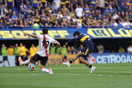 El gol de Zeballos ante River, en el segundo intento, tras la primera atajada de Armani
