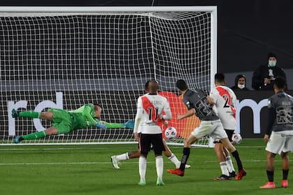 El gol del Mineiro: Nacho ya metió el zurdazo esquinado y Armani no llega