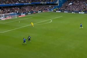 Chelsea sufrió el blooper del año, pero Pochettino acertó desde el banco y gritó un gol con furia
