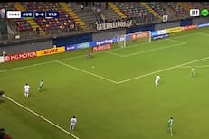 La insólita reacción del arquero de Vasco da Gama que terminó con la pelota adentro de su valla