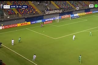 La insólita reacción del arquero de Vasco da Gama que terminó con la pelota adentro de su valla