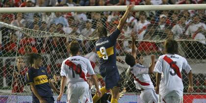 El gol ilegal de Palermo, en 2008