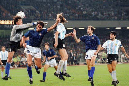 El gol que enmudeció a Italia; la Argentina empató la semifinal 1 a 1, luego se impuso por penales y eliminó al local