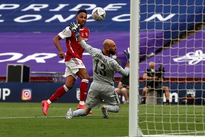 El golazo de Aubameyang, que ya definió por encima del argentino Willy Caballero, le dio el título a Arsenal