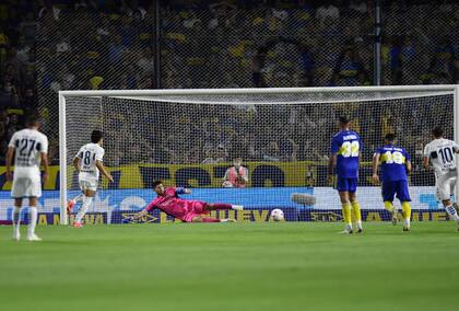 El golazo de penal del Pulga Rodríguez, contra Boca 