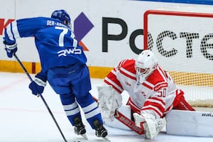 El gol "imposible" en la liga de hockey sobre hielo rusa que explotó en las redes sociales