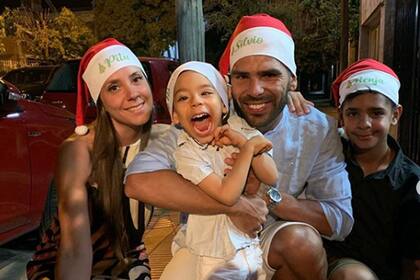 El goleador, con su familia: Sara, Mateo y Benjamín