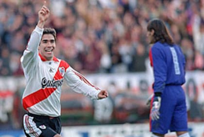 Juan Pablo Ángel grita un gol ante Chacarita