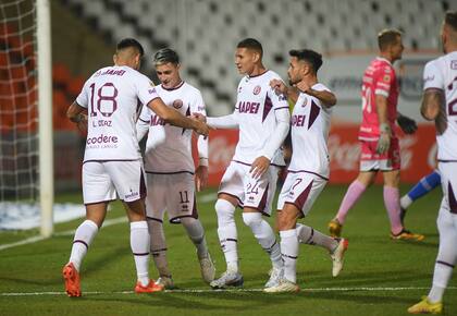 El goleador no falló: Leandro Díaz, de penal, en el 2-0 para Lanús; después, el tucumano anotaría nuevamente