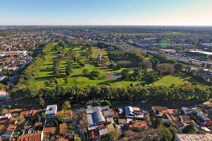La cancha del golf club de Villa Adelina tiene seis hoyos y funciona en el predio bajo jurisdicción de las Fuerzas Armadas, aunque con administración de la AABE