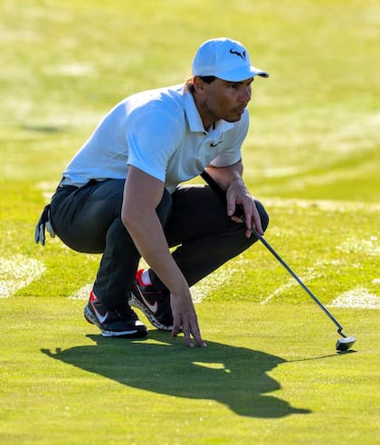 El golf es otro de los deportes que Rafa suele desplegar