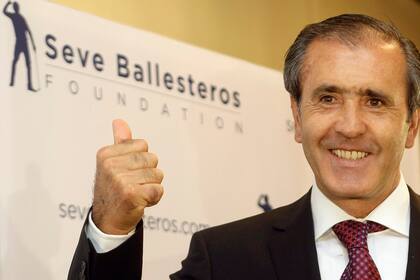 El golfista español Severiano Ballesteros saluda a los fotógrafos al comienzo de una conferencia de prensa para presentar su nueva fundación de investigación del cáncer en Madrid el 25 de junio de 2009.