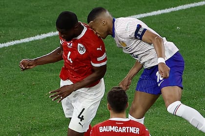 El golpe en la nariz de Kylian Mbappe con el defensor austríaco Kevin Danso, en el partido entre Francia y Austria por el Grupo D