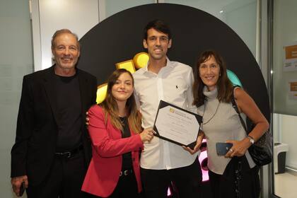 El graduado Juan Nicolás Branz con su familia