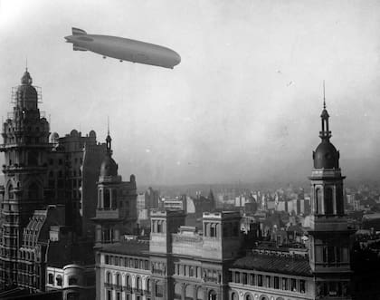 El Graf Zeppelin sobre Buenos Aires, el 30 de junio de 1934; en primer plano se aprecia el Palacio Barolo