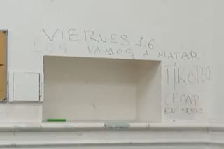 Investigan pintadas con amenazas de tiroteo en el Pellegrini y otras doce escuelas