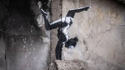 El grafiti de Bansky un edificio destruido por la guerra en Ucrania