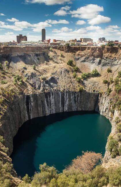 El gran agujero de la mina de diamantes, y atrás, la ciudad de Kimberley.