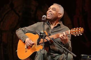 Una noche con la magia del brasileño Gilberto Gil en el Teatro Colón