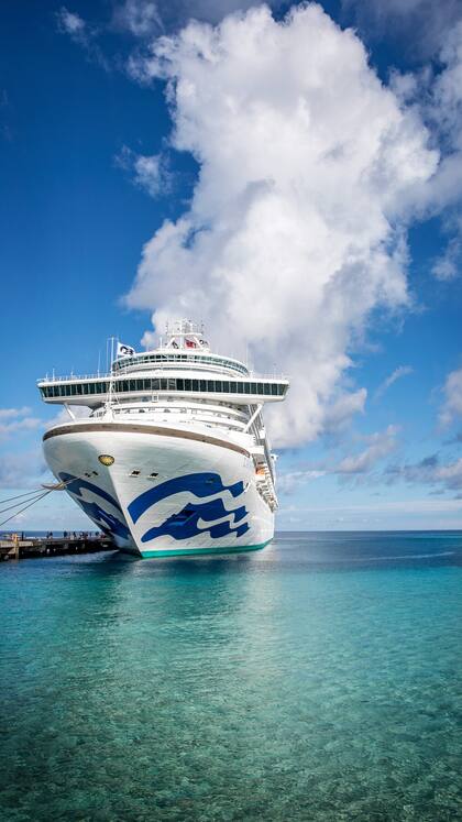 El gran Caribbean Princess, con capacidad para más de 3000 pasajeros, ofrece casino, teatro, piscinas y más atractivos