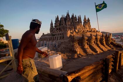 El gran castillo de arena construido por Marcio Mizael Matolias se convirtió en una más en Rio de Janeiro