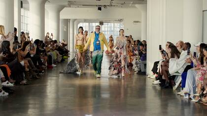 El gran cierre. "Benito Fernández representó a la Argentina en el bloque de FDLA que se llevó a cabo este domingo 14 en Canoe Studios, y que también contó con las presentaciones de la española Ágatha Ruiz de la Prada, el dominicano Manuel Febrillet, la mexicana Dariela Castilla y el venezolano Idol Jose"