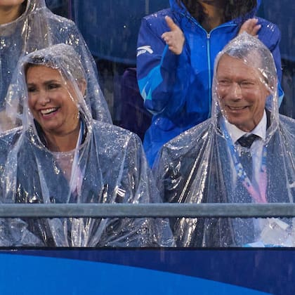 El gran duque Enrique de Luxemburgo y la gran duquesa María Teresa le hicieron frente a la lluvia en la Ceremonia Inaugural