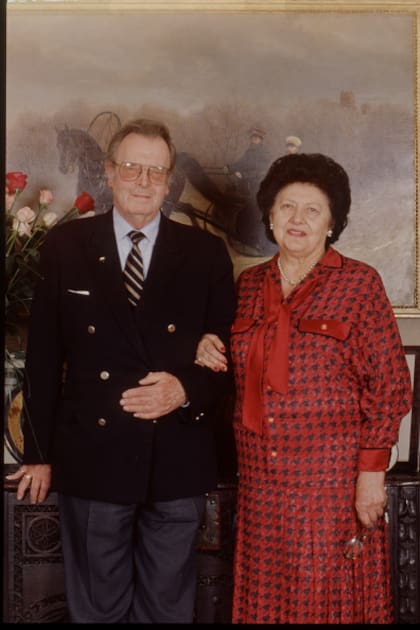 El gran duque Vladimir Kirillovitch Romanov y su mujer, la gran duquesa Leonida Gueorguievna Romanov, abuelos del actual gran duque Jorge, en su departamento de París a comienzo de los 90. (foto de Luc Castel/GettyImages)