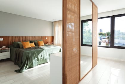 El gran espejo que toma el medio del divisor auxilia la zona de vestidor y potencia la luz al reflejar el exterior.