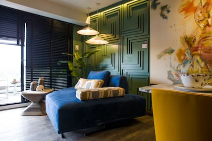 El gran foco de este departamento es la reivindicación de la boiserie francesa de los siglos XVII y XVIII. En este caso, se reinterpretó con formas geométricas y un vibrante color verde.