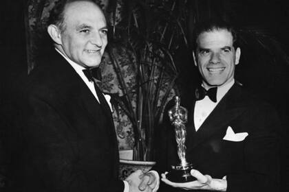 El gran Frank Capra y uno de sus tres Oscars como mejor director
