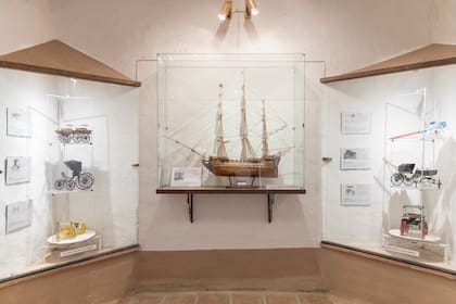 El gran galeón junto a diferentes réplicas de carruajes, construidas por Emiliano y su padre, Ricardo Mirapeix. Las hicieron calculando las escalas a partir de fotografías de carruajes originales, respetando las formas y los materiales de construcción.