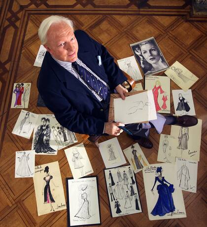 El gran Horace Lannes con sus figurines y la foto de su admirada Zully Moreno