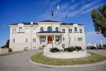 El gran house del golf: arquitectura, confort y vistas abiertas al campo.