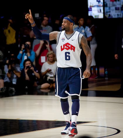 El gran LeBron James vistiendo la camiseta de los Estados Unidos.