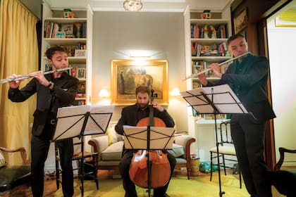 El gran lujo del ágape fue el concierto que dieron tres músicos del Instituto Superior del Teatro Colón. Como broche de oro, tocaron "Adiós Nonino", de Astor Piazzolla, el tango favorito de la madre de Roberto Devorik, Emma Saint-Félix.