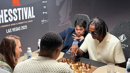 El gran maestro estadounidense Hikaru Nakamura y la ex estrella de los Boston Celtics, Rajon Rondo, compiten en el torneo "Chesstival".