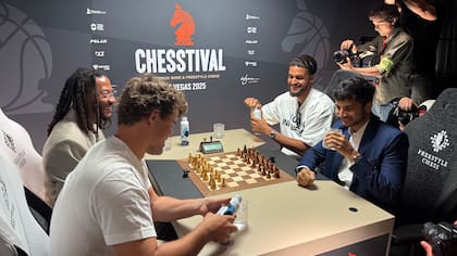 El gran maestro noruego Magnus Carlsen y la ex estrella de los Chicago Bulls, Derrick Rose (a la izquierda), buscan dar a conocer el ajedrez organizando eventos más atractivos para los aficionados ocasionales.