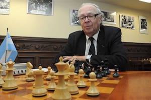 El gran maestro Oscar Panno, frente al tablero a los 76 años; abajo, junto con los seis jugadores que forman parte del novedoso torneo