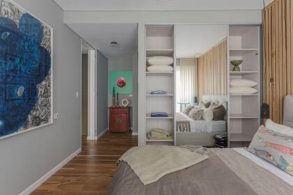 El gran placard (diseño de Morita/Amoroso ejecutado por Carpintería Cipresso) con puerta corrediza espejada sorprendía al girar la mirada.