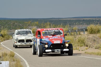 El Gran Premio Argentino Histórico reúne autos tan disímiles como este Volvo 122 de 1963, tripulado por Jorge García y Horacio Riccio, y esta cupé Ford de 1937 guiada por Fernando Parodi y Héctor Pedernera.