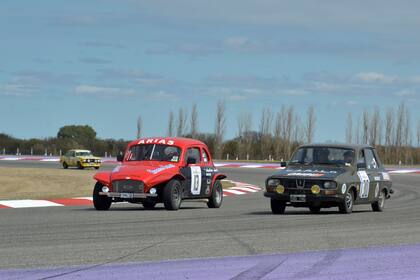 El Gran Premio Argentino Histórico reúne autos de muy diversas edades, como la cupé Ford de 1940 de Roberto Franco y José López y el setentoso Renault 12 de Daniel Pouso y Julio Rodríguez.