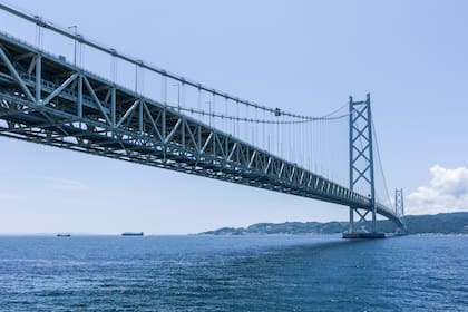 El Gran Puente de Akashi Kaikyō ostenta el título del puente colgante más largo del mundo, superando los 3000 metros de largo.