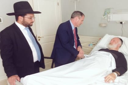 El gran rabino Davidovich, junto al embajador de Israel en Argentina, Ilan Sztulman, y el rabino Elihau Hamra