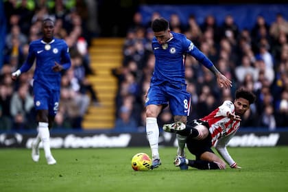 El gran rendimiento de Fernández desde su llegada llevó al mediocampista a ser prontamente nombrado como uno de los capitanes de Chelsea.