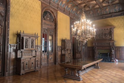 El gran salón comedor está revestido en madera traída de Europa, como el resto de los materiales que se utilizaron para la construcción de la mansión