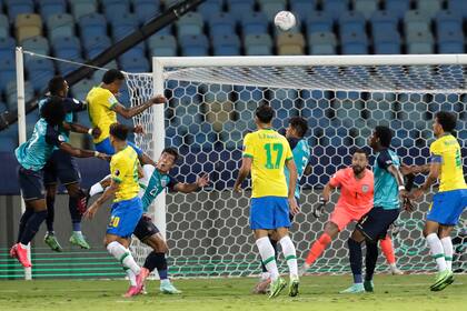 El gran salto de Militao, en la jugada que terminó en el 1 a 0 de Brasil sobre Ecuador