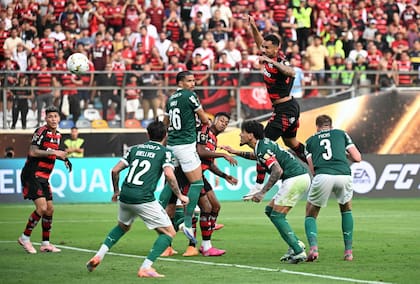 El gran salto y cabezazo de Danilo para el golazo que resolvió la final a favor de Flamengo