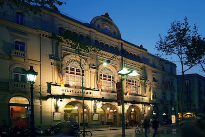 El Gran Teatro del Liceo, iluminado en el atardecer de Barcelona